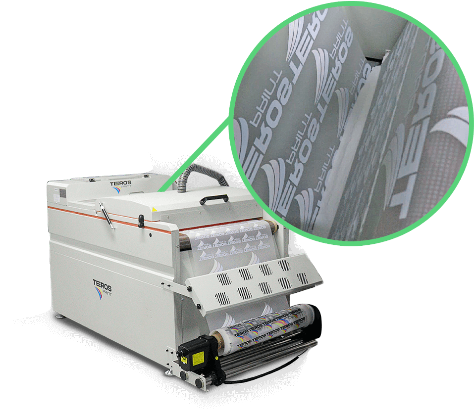 O equipamento forno aplicador de pó sendo mostrado de forma independente do conjunto da impressora, destacando, com um zoom, a localização do pó em seu funcionamento. Componente útil na impressão digital têxtil DTF.