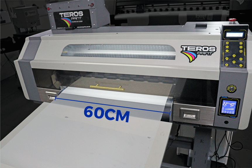 Impressora Teros Print DTF 60 sendo mostrada na sua parte frontal, apresentando sua largura de impressão digital têxtil DTF