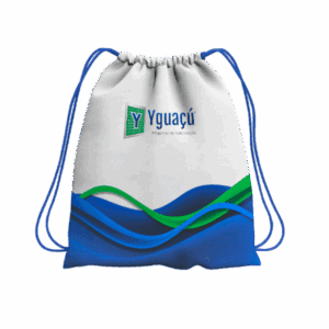 Mochila de cordinhas estampada, contendo as cores verde, azul, no fundo branco. Na parte inferior existe um desenho parecido com um oceano que misturam as cores azul e verde. A mochila de cordinhas foi estampada utilizando uma impressão digital têxtil DTF da Teros Print DTF 60.