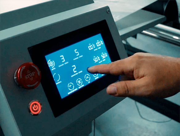 O painel touch screen da Impressora DTF 60 da Teros Print. Em seu visor é apresentado todas as suas funções e configurações possíveis para impressão digital têxtil DTF