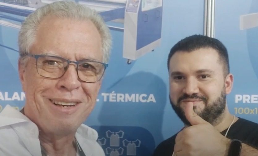 Rafael Mueller e o Velho Fofoqueiro, do Jornal Serigráfico, na Tecnotêxtil 2025. Evento de equipamentos de sublimação, serigrafia e DTF.