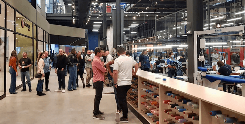 Mostra o interior da Denim City SP com suas lojas, seus profissionais e seus clientes
